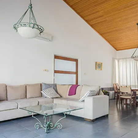 Elegance Vila Laxia